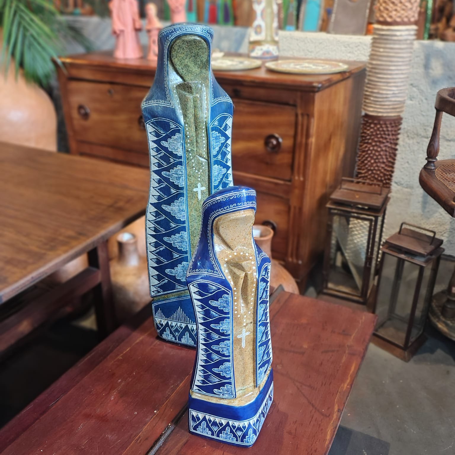 Nossa Senhora Aparecida em Pedra-Sabão Bordada 5 - Moringa | Móveis, Decoração e Arte Brasileira