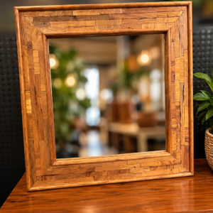 Espelho decorativo com moldura de madeira em mosaico, design artesanal e tons naturais. Encontre peças exclusivas para valorizar sua decoração no Moringa.
